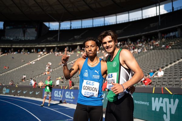 Jordan Gordon (OTB Osnabrueck) und Niclas Jan Kaluza (Eintracht Hildesheim) nach dem 400m Huerden Finale waehrend der deutschen Leichtathletik-Meisterschaften im Olympiastadion am 26.06.2022 in Berlin